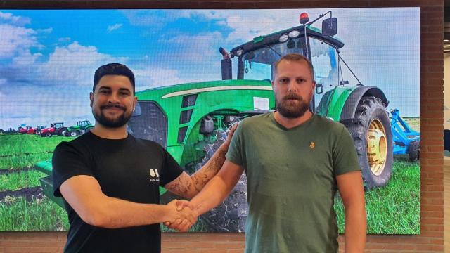 Manuel Garrote y Tom Rohde el día de la entrega de las llaves del tractor