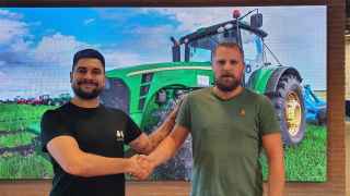 Un joven agricultor consigue un tractor gratis gracias a la 'liada' de un zamorano en Twitter