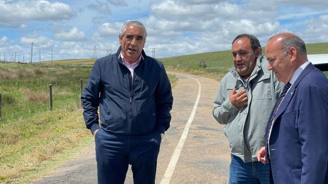 El vicepresidente primero y diputado de Carreteras, José María Barrios, con el acalde de esta última localidad, Felipe Cuesta González