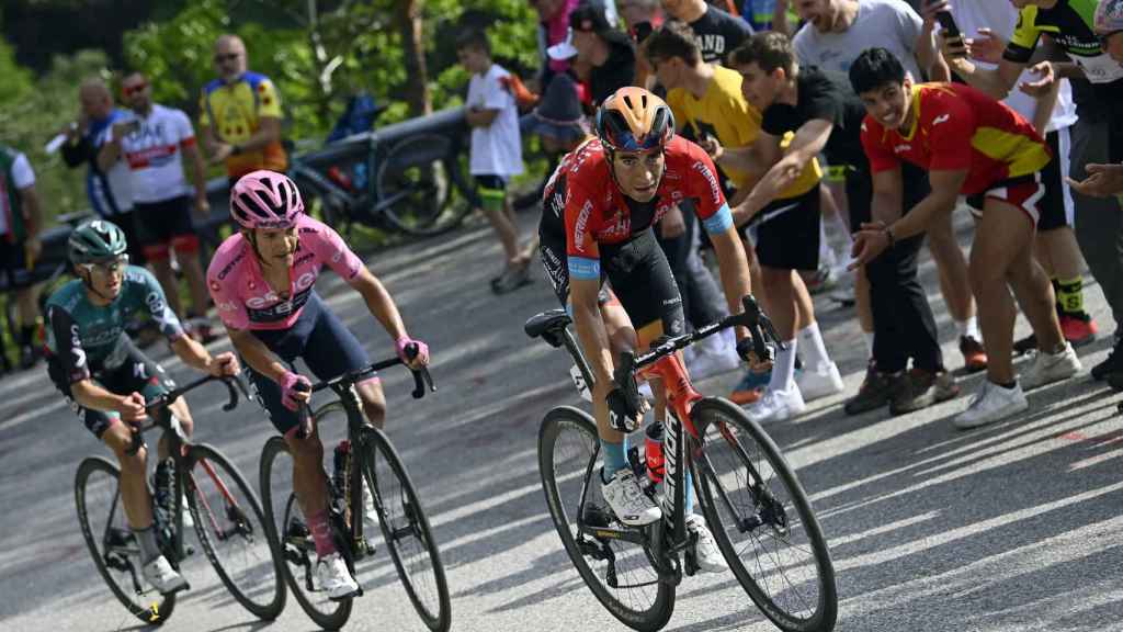 Mikel Landa lanzando un ataque sobre Carapaz y Hindley en el Giro de Italia