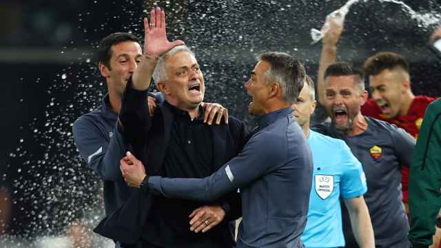Mourinho celebra la conquista de la Conference League con la Roma