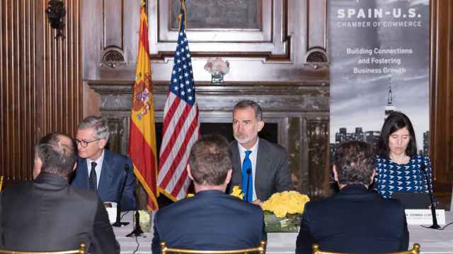 SM el Rey, enfrente Pedro Azagra, CEO de Iberdrola USA (Avangrid), junto a otros empresarios.