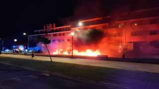 Noche movida en el Señorío de Illescas: cuatro coches calcinados en un incendio provocado