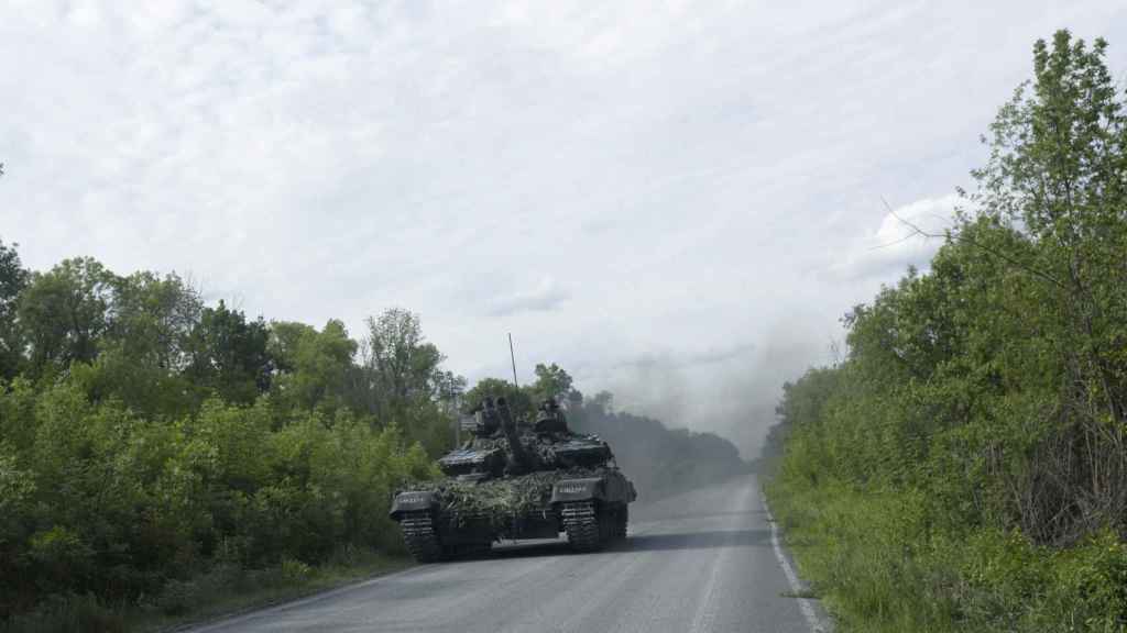 Un tanque en una carretera de la región de Járkov.