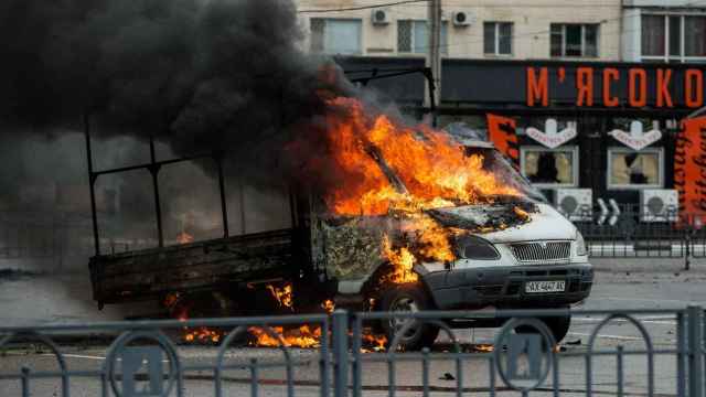 Una furgoneta arde tras un ataque de misiles en el metro de Járkov.