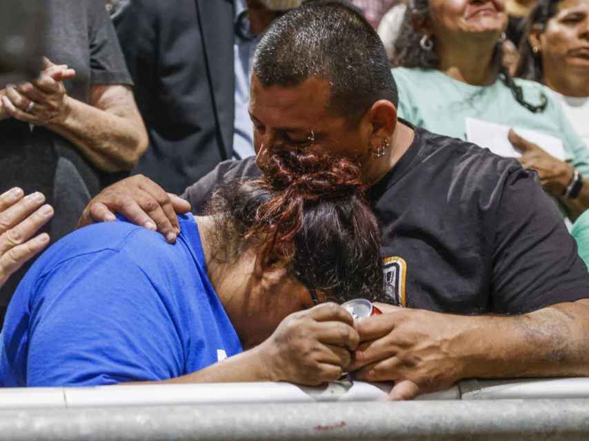 Lágrimas entre los congregados en una reunión comunitaria en Uvalde, Texas.
