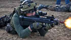 Un soldado dispara el fusil de asalto FN F2000