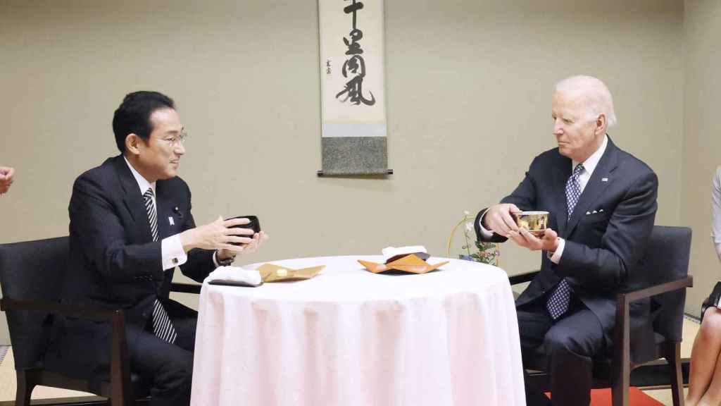 Joe Biden bebe té junto al primer ministro japonés, Fumio Kishida.