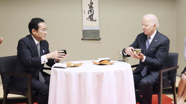 Joe Biden bebe té junto al primer ministro japonés, Fumio Kishida.