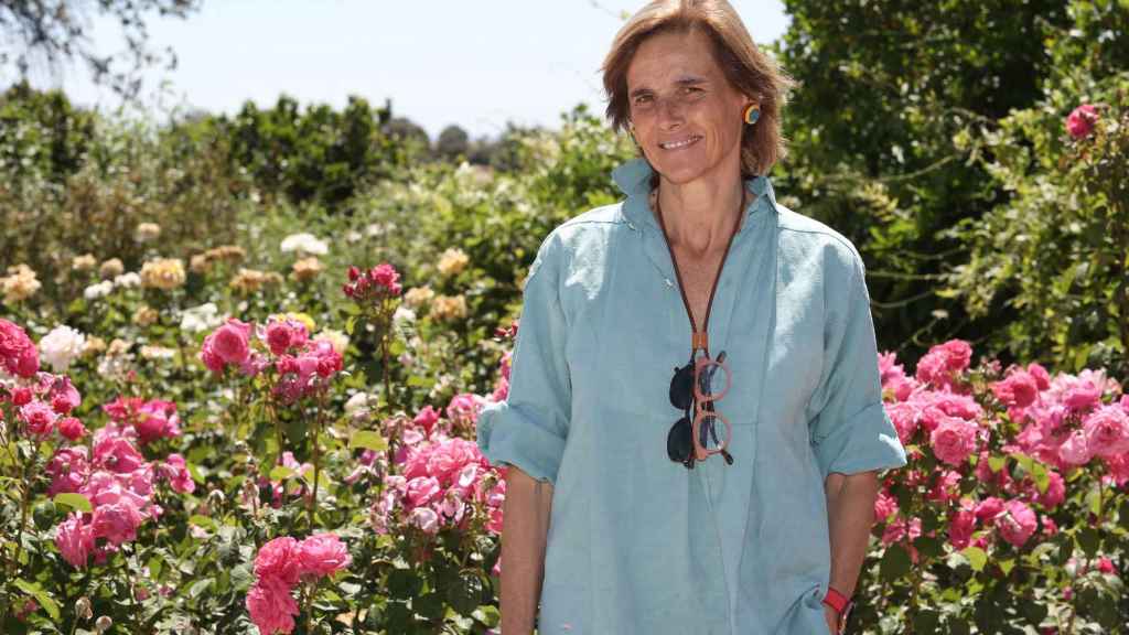 Blanca Entrecanales posa junto a una de las rosaledas de Dehesa El Milagro.