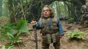 Warwick Davis como Willow Ufgood convertido en mago en la serie secuela de la mítica película de fantasía.