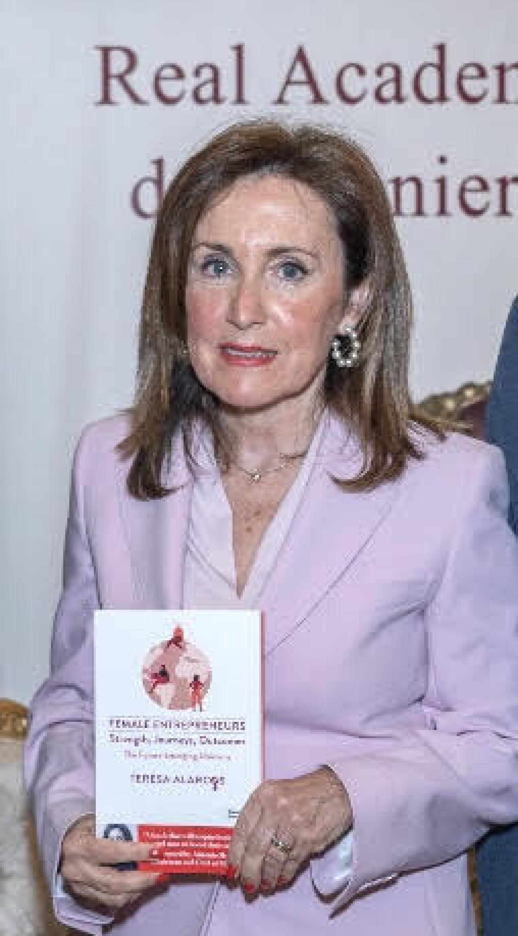Teresa Alarcos con su libro.