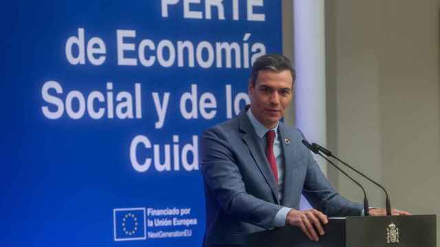 El presidente del Gobierno, Pedro Sánchez (i), a su llegada al acto de presentación del plan estratégico para la recuperación y transformación económica (PERTE) de Economía Social y de los Cuidados, en el Complejo de La Moncloa.