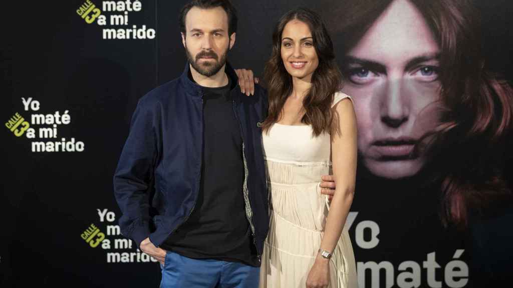 Antoine Gouy posa junto a Hiba Abouk en la presentación de 'Yo maté a mi marido', en el Hotel Santo Mauro de Madrid.