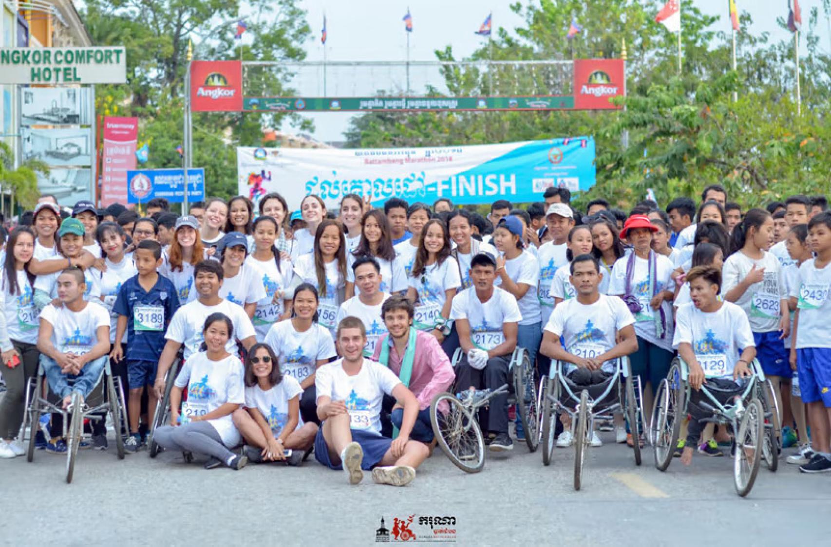 El segundo nieto de los reyes Juan Carlos y Sofía, Juan Valentín Urdangarin Borbón, sentado en el centro en una foto de grupo durante su voluntariado en Camboya en 2018.