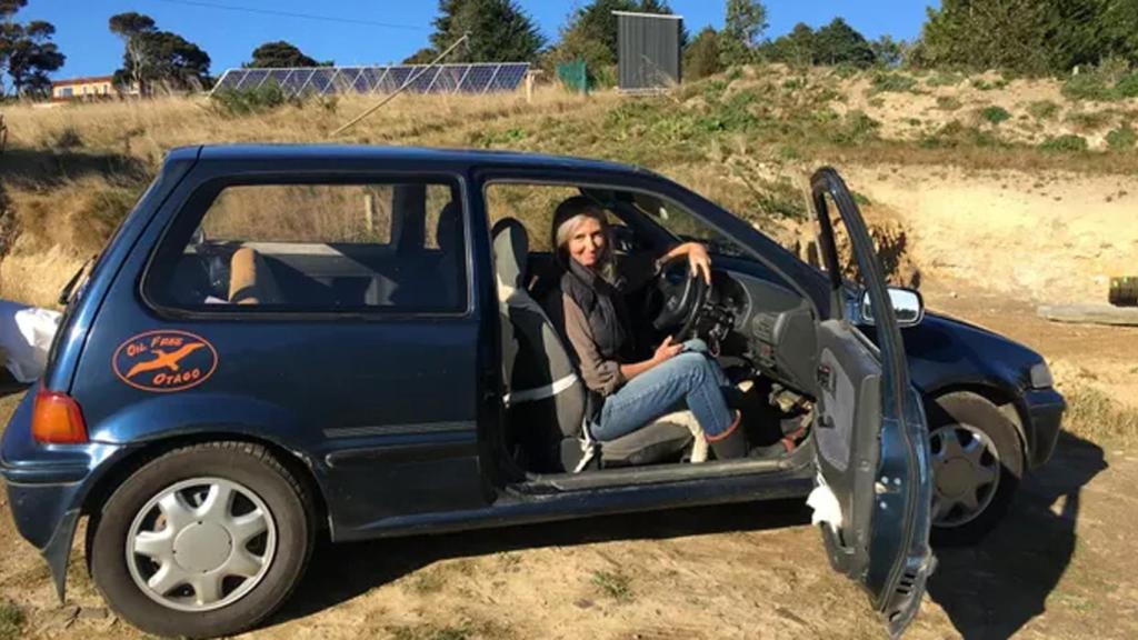 El coche en cuestión de Rosemary Penwarden junto a ella misma.