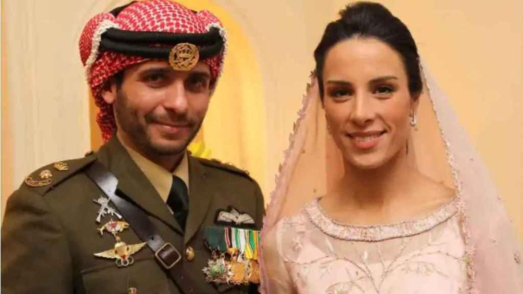 El príncipe Hamzah y su esposa.