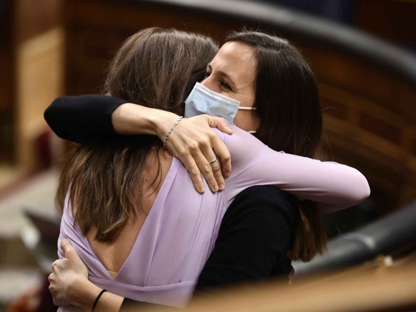 Ione Belarra e Irene Montero, abrazadas en el Congreso de los Diputados.