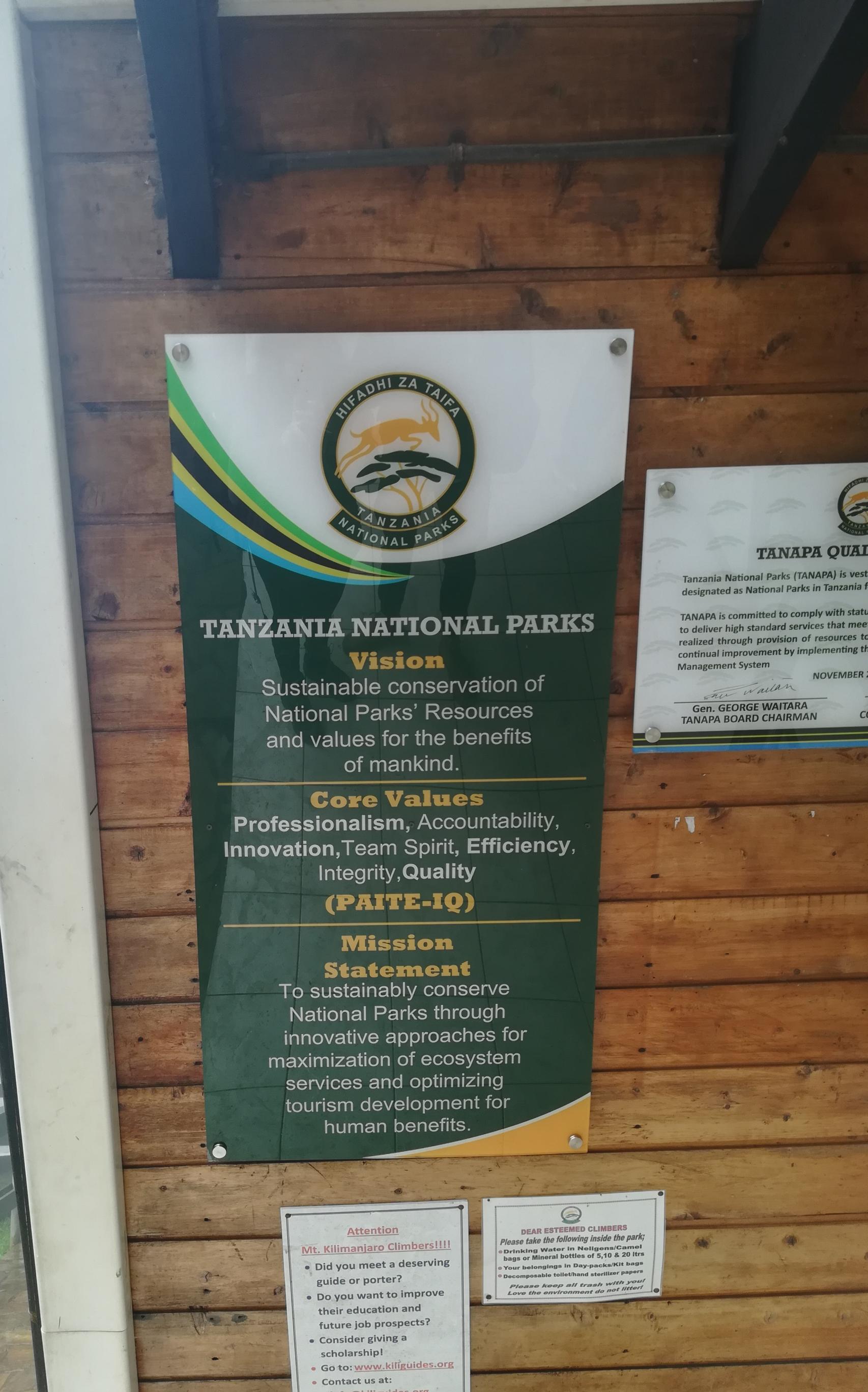 Vista de uno de los carteles de los parques nacionales de Tanzania