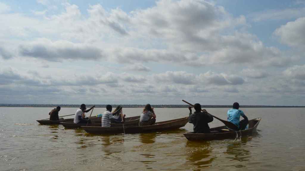 Un grupo de personas sobre canoas en un lago en Tanzania