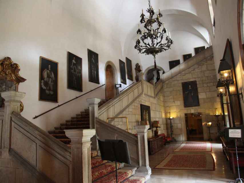 El edificio, destinado a diversos usos a lo largo del tiempo, es considerado una de las joyas de la arquitectura de León. En la fotografía, vestíbulo del actual hotel.