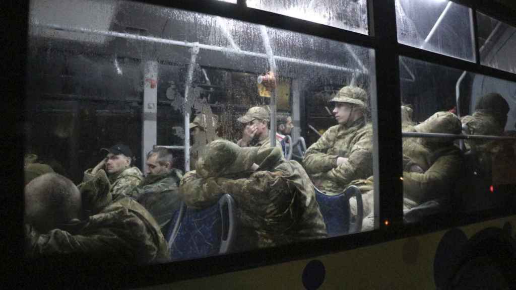 Militares ucranianos en un autobús tras salir de la planta siderúrgica de Azovstal en Mariúpol sitiada. Se dirigen a una colonia penal en Olyonivka, territorio bajo el gobierno de Rusia.