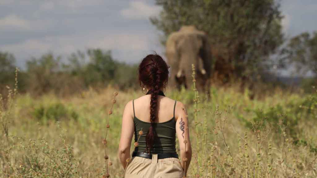 Lara Sánchez frente a un elefante