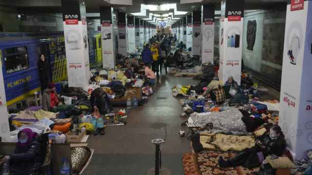 Cientos de civiles en un refugio antibombas improvisado en el metro de Kiev, capital de Ucrania.