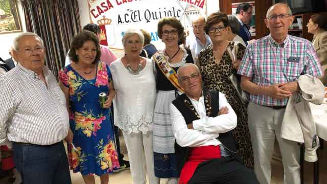 Grupo de socios de la Casa Regional de Castilla-La Mancha en Alicante.