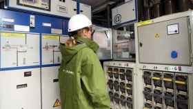 Una operaria de i+DE de Iberdrola inspecciona un cuarto de contadores inteligentes