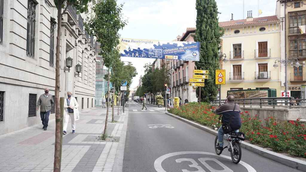 Un usuario utiliza su bicicleta en una calle céntrica de Valladolid que será ZBE.