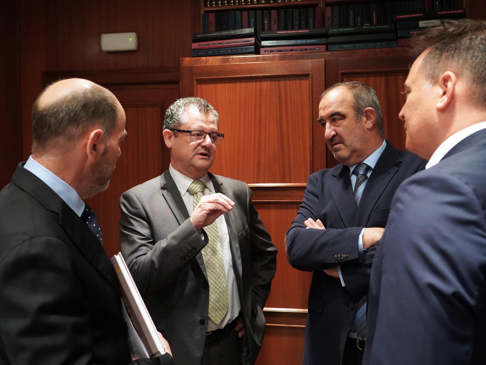 El consejero de Agricultura, Gerardo Dueñas, durante la presentación del libro conmemorativo de ACOR, este viernes.