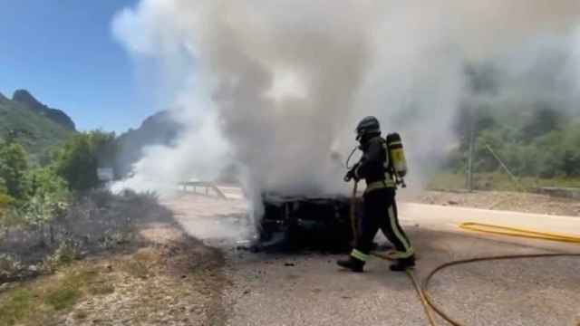 Imagen del incendio del todoterreno en la provincia de León.