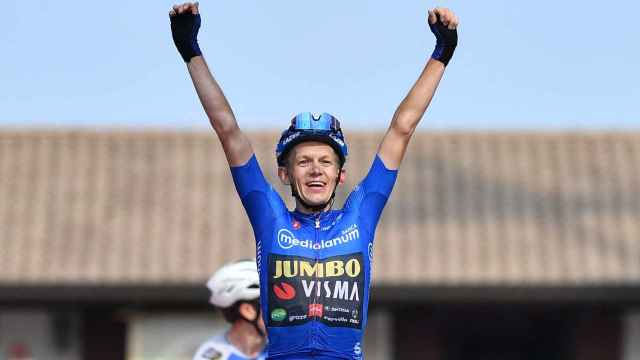 Koen Bowman celebra su victoria en Castelmonte en el Giro de Italia