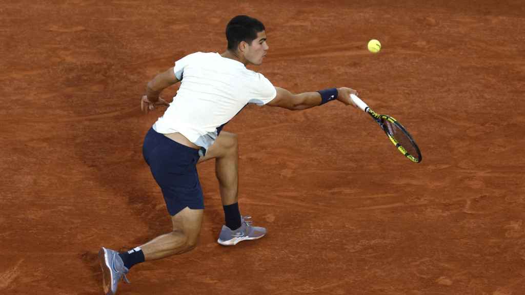 Carlos Alcaraz salva una bola in extremis ante Korda en Roland Garros