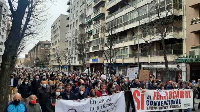 Las calles de Cuenca se llenaron de ciudadanos en protesta por el cierre de la línea de tren convencional.