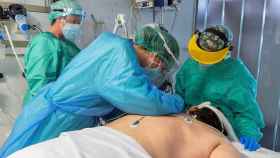 Un paciente siendo atendido por varios sanitarios en una UCI de Castilla-La Mancha.