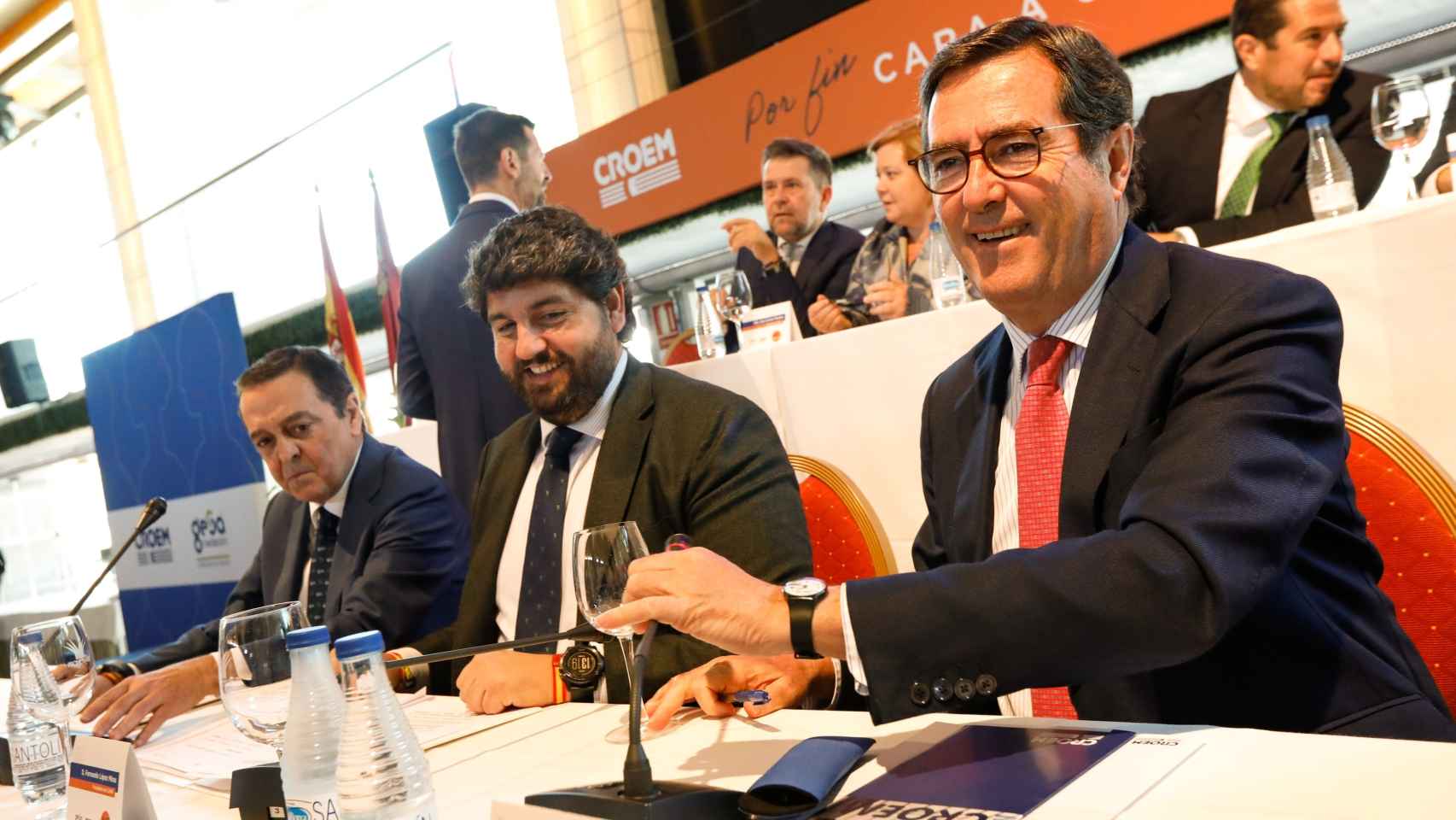 De izquierda a derecha: el presidente de CROEM, José María Albarracín; el presidente de la Comunidad, Fernando López Miras, y el presidente de CEOE, Antonio Garamendi