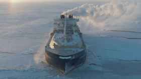 Un buque de carga atravesando el hielo.