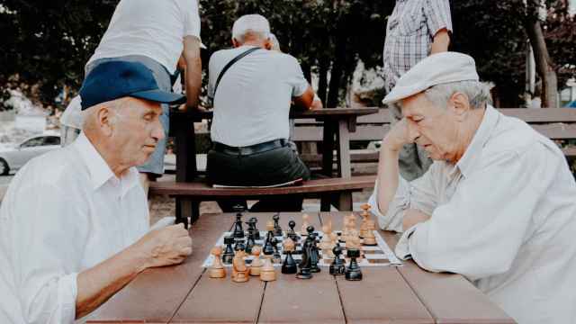 Dos jubilados juegan al ajedrez.