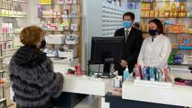Una mujer retira sus medicamentos en un farmacia mediante su receta electrónica concertada.