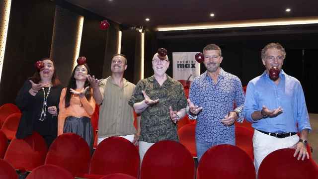 Los nominados andaluces a los Premios Max posan en el interior del Teatro del Soho.