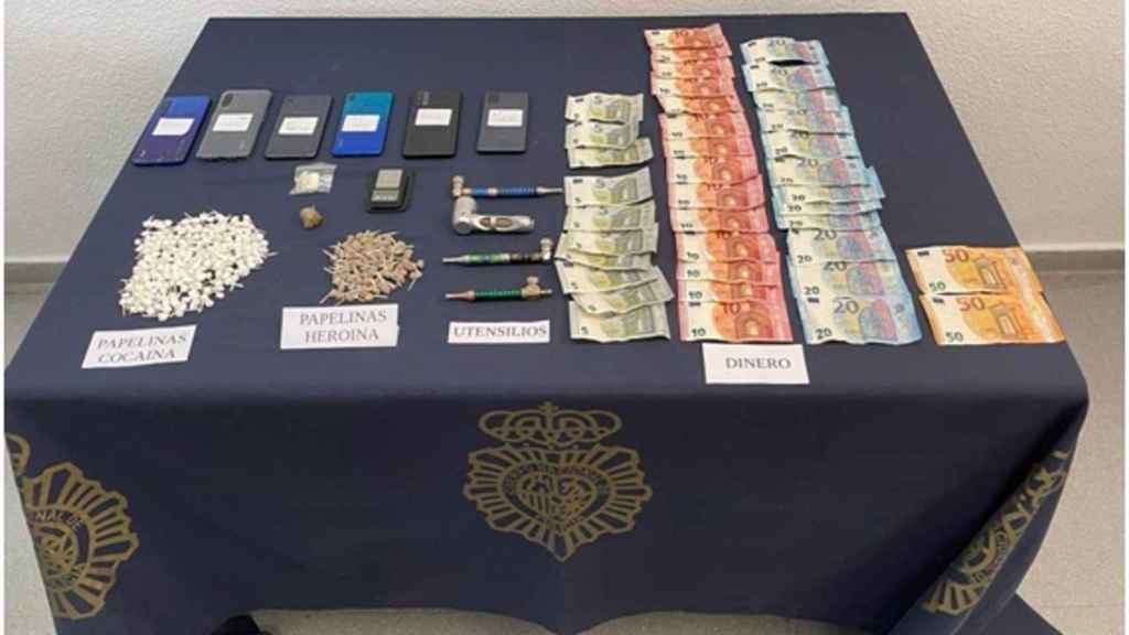 Dos detenidos tras desmantelar un punto de venta de drogas en un domicilio de Marbella.