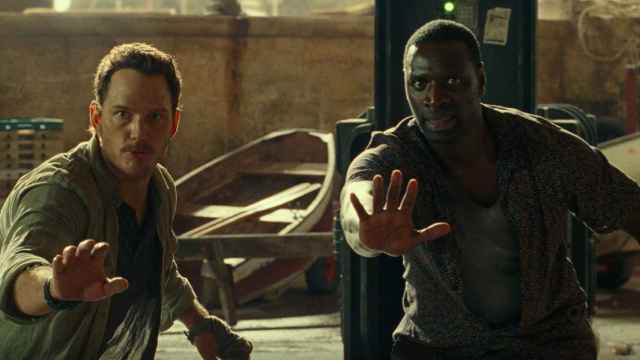 Escena inédita de 'Jurassic World: Dominion' con Chris Pratt y Omar Sy intentan calmar a un velociraptor