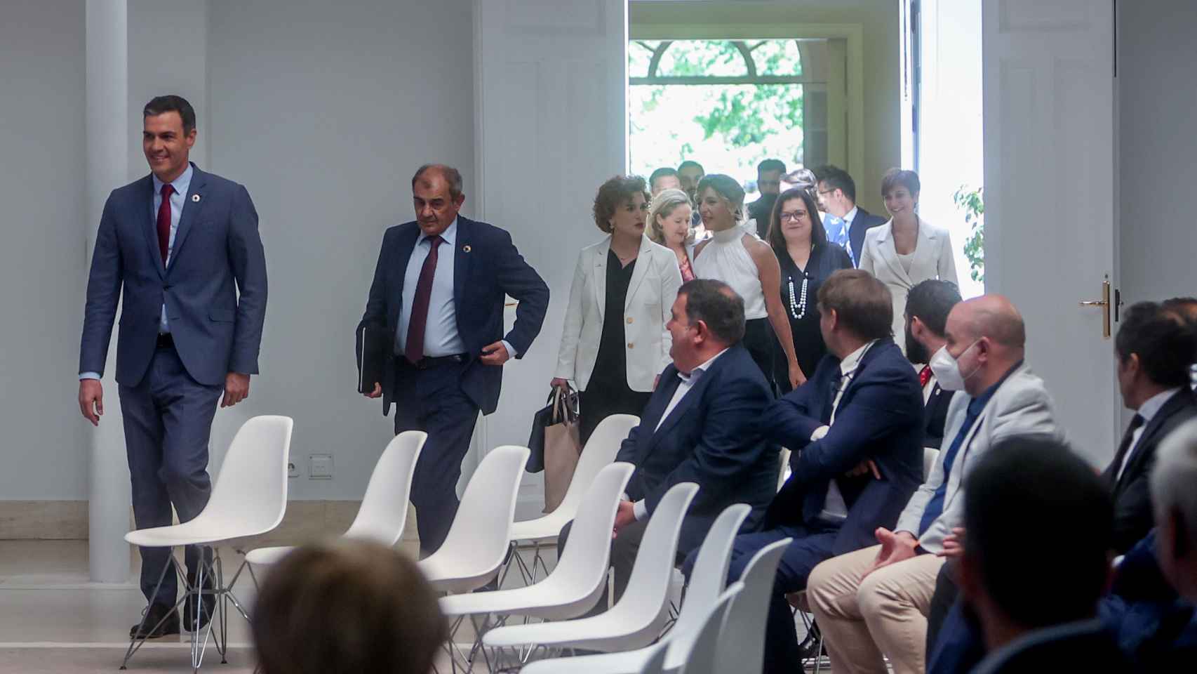 El presidente Sánchez (i), a su llegada al acto de presentación del PERTE de Economía Social, este viernes en la Moncloa.