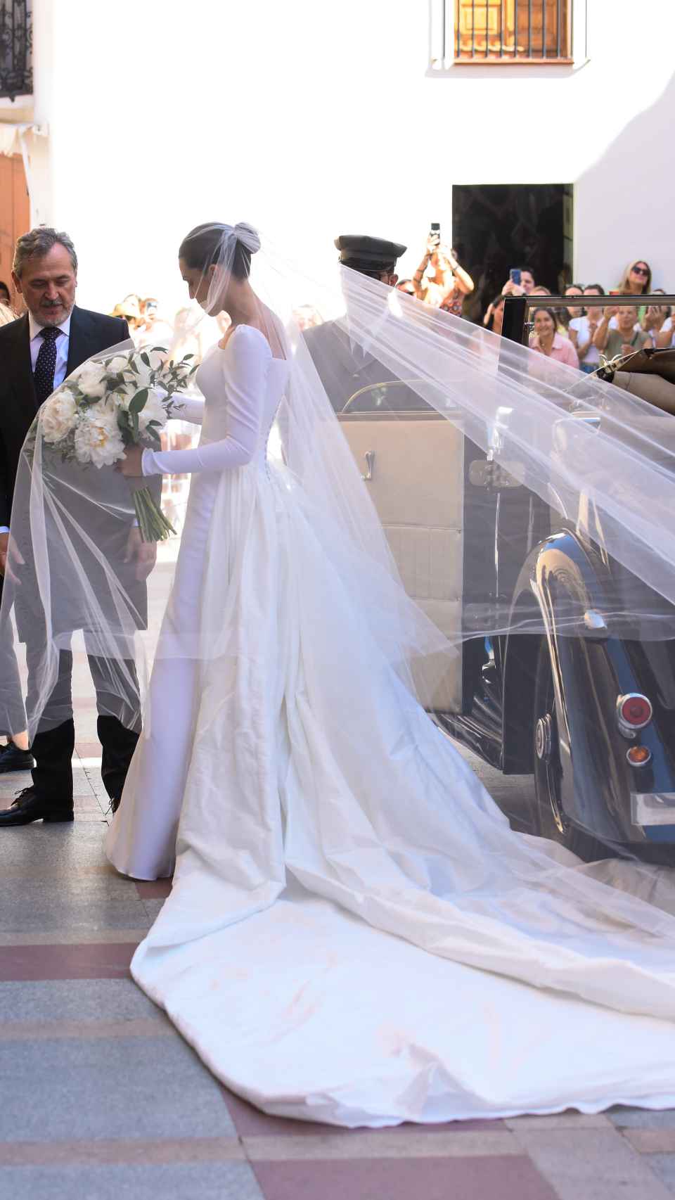 El romántico primer vestido de novia de Marta Lozano en su boda: corte  sirena y cinco metros de cola