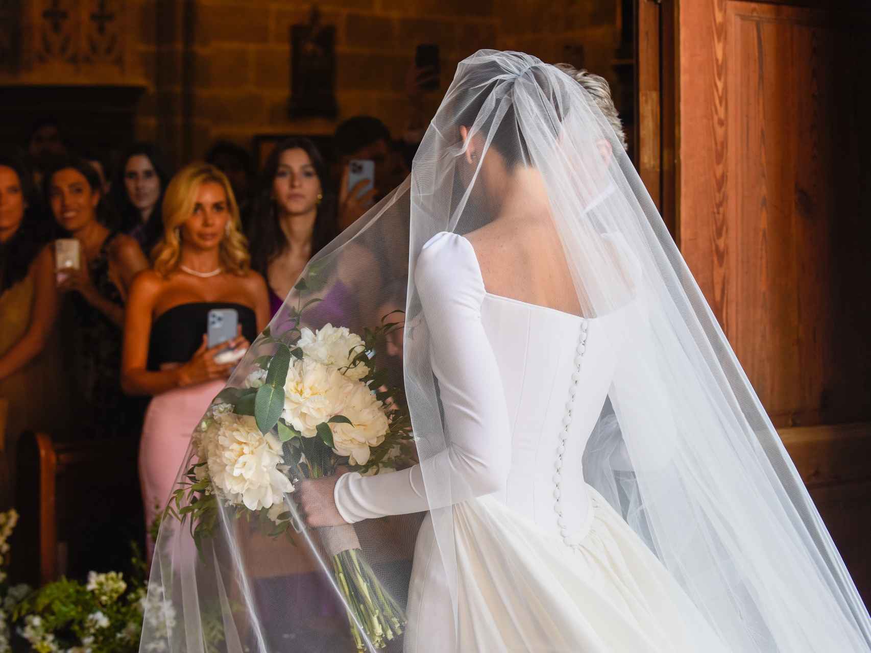 El romántico primer vestido de novia de Marta Lozano en su boda: corte  sirena y cinco metros de cola