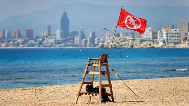 Una silla de socorrista vacía en una playa de Benidorm, en imagen de archivo.