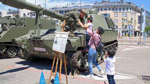 Jornada de puertas abiertas con exposiciones y exhibiciones en el Día de las Fuerzas Armadas en León