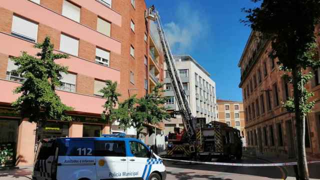 Los bomberos de Zamora intentan sofocar las llamas en el incendio en una vivienda este sábado.